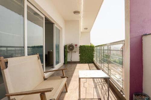 a room with a balcony with a bench and windows at Chambres meublées Avenue Cheikh Anta Diop in Dakar