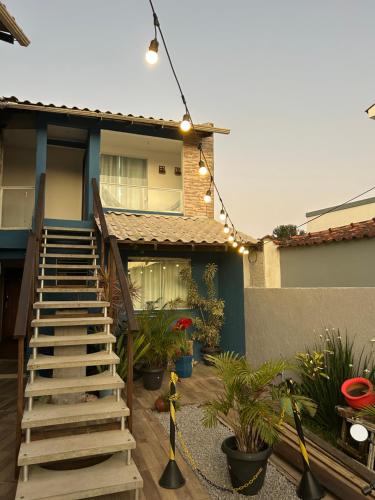 une maison avec un escalier menant à une maison dans l'établissement Recanto do Sul - Campeche, à Florianópolis