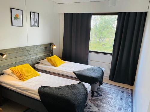Ένα ή περισσότερα κρεβάτια σε δωμάτιο στο Arctic Raja Inn, next to Norwegian border
