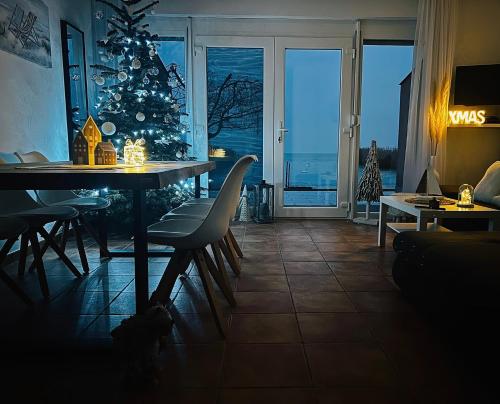 Ruang duduk di BALATON A KERTBEN - BALATON IN THE GARDEN - Beachfront houses with beautiful view, private beach