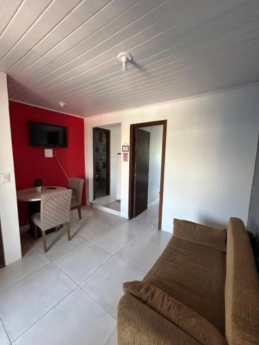 un salon avec un canapé et une table dans l'établissement Recanto do Sul - Campeche, à Florianópolis