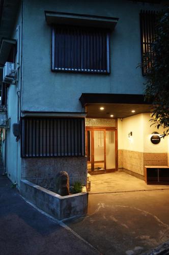 un edificio con una entrada delantera con una puerta en 宿屋GONDO aioi, en Nagano