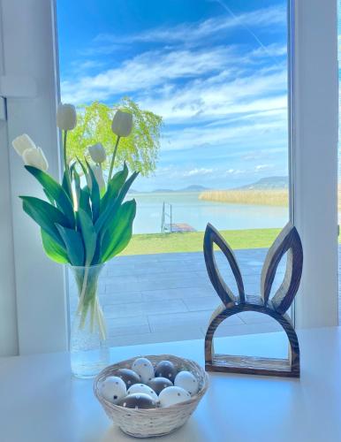 Gambar di galeri bagi BALATON A KERTBEN - BALATON IN THE GARDEN - Beachfront houses with beautiful view, private beach di Balatonfenyves