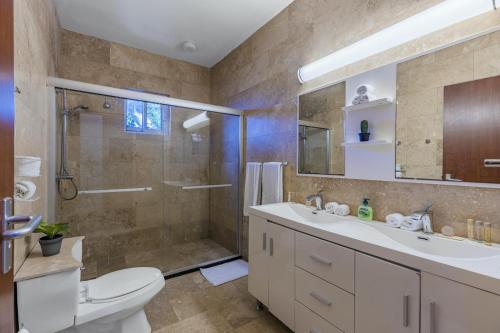 Koupelna v ubytování 4 Bedrooms modern Condo at walking distance from Eagle beach