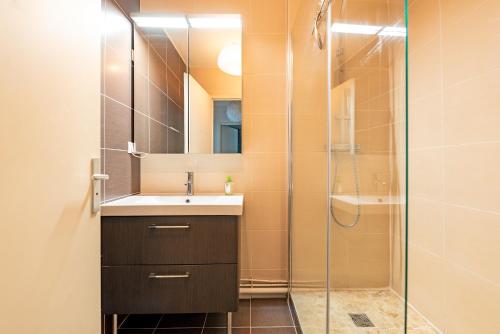 une salle de bain avec un lavabo et une douche dans l'établissement T3 Hypercentre avec parking gratuit et terrasse, à Toulouse