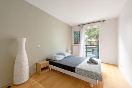 une chambre blanche avec un lit et une fenêtre dans l'établissement T3 Hypercentre avec parking gratuit et terrasse, à Toulouse