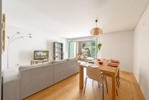 un salon avec un canapé et une table dans l'établissement T3 Hypercentre avec parking gratuit et terrasse, à Toulouse