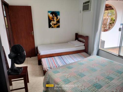 セーハ・グランデにあるCantinho da Pazの小さなベッドルーム(ベッド2台、窓付)