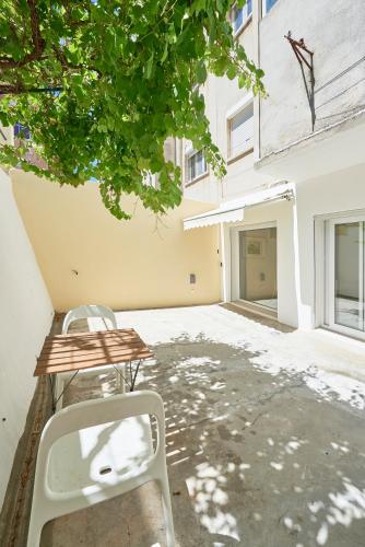 Gambar di galeri bagi Apartment with patio, 5 minutes to railway station di Cacém