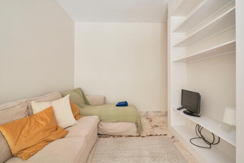 Televisyen dan/atau pusat hiburan di Apartment with patio, 5 minutes to railway station