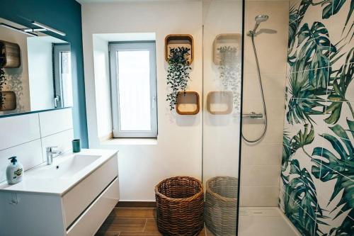 Ένα μπάνιο στο Spacieux logement