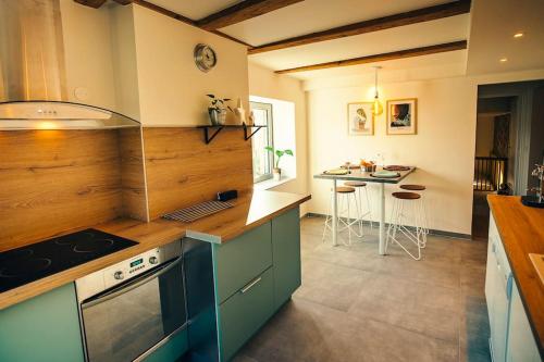 une cuisine avec une cuisinière et un comptoir dans l'établissement Spacieux logement, à Arnaville