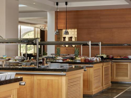 KompítsionAtlantica Grand Mediterraneo Resort - Adults Only的一间提供食物自助餐的大厨房