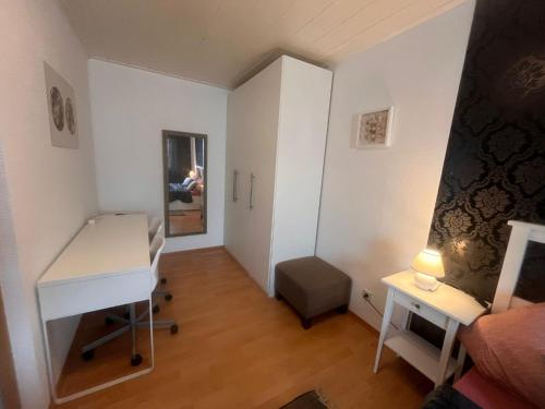 a small room with a desk and a table at Zentrales City Appartement mit Bestlage & gratis Parkplatz in Worms