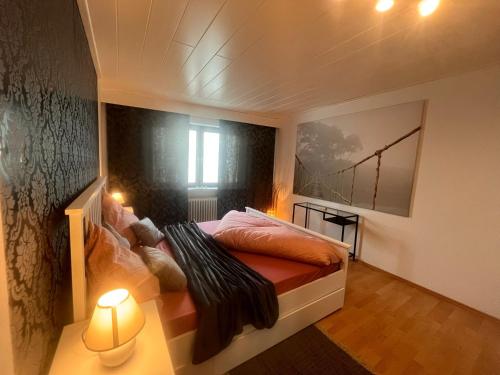 a bedroom with a bed and two lamps and a window at Zentrales City Appartement mit Bestlage & gratis Parkplatz in Worms