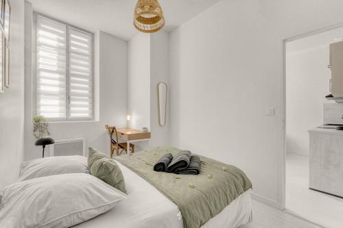 Una cama o camas en una habitación de ღ La Colonne - Métro et Gare Matabiau SNCF à 400m