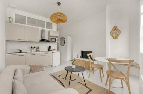 un salon blanc avec un canapé et une table dans l'établissement ღ La Colonne - Métro et Gare Matabiau SNCF à 400m, à Toulouse