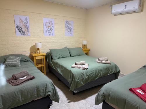 1 Schlafzimmer mit 2 Betten und Wandmalereien in der Unterkunft Las Castañas in General Acha