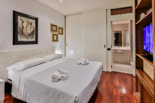 a bedroom with a bed with two towels on it at Attico Frascati, Camera Privata Tuscolo nel centro storico in Frascati