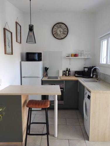 une cuisine avec un comptoir et une table à l'intérieur dans l'établissement Plaisirs cachés - Love Room -, à La Garde