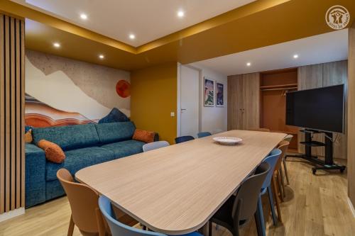 Una televisión o centro de entretenimiento en La Porte des Alpes chambres d'hôtes