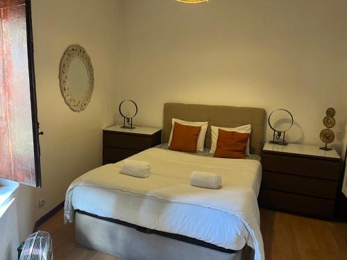 Un dormitorio con una cama grande con almohadas naranjas. en T1 Nearby Rossio, en Lisboa
