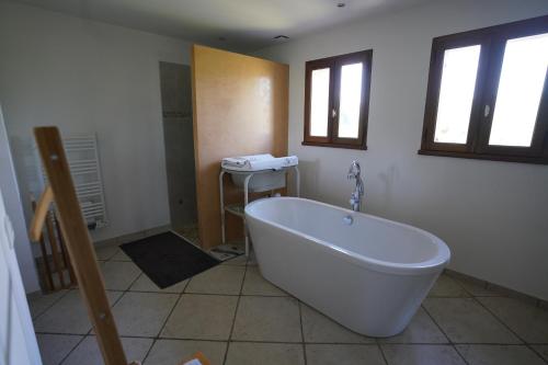 une salle de bain avec une baignoire et un lavabo dans l'établissement Lou Lann Vras, à Draguignan