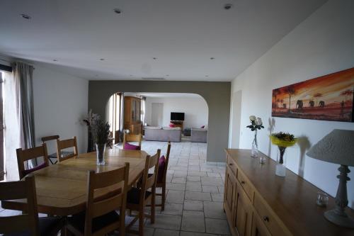 une salle à manger et un salon avec une table et des chaises dans l'établissement Lou Lann Vras, à Draguignan