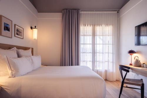 Ένα ή περισσότερα κρεβάτια σε δωμάτιο στο Hôtel INDARRA & SPA - Piscine