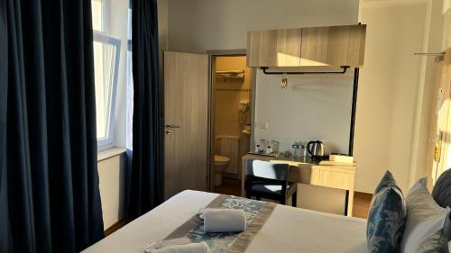 a hotel room with a bed and a kitchen at hotel whiteswan in Ehnen