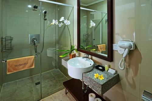 Een badkamer bij Kuta Town House Apartments