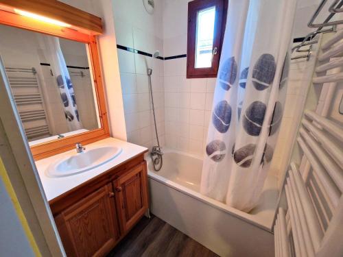 une salle de bain avec un lavabo et un rideau de douche dans l'établissement Bel appartement 3 chambres, 2 salles de bain à Valfréjus, 6/8 personnes - FR-1-265-170, à Valfréjus