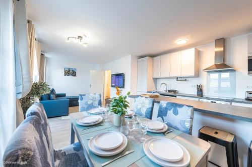 une salle à manger avec une table et une cuisine dans l'établissement Le Cartier Appt F3, 7mn Disneyland, Parking,Terrace, à Serris