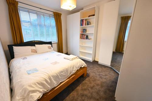 Un dormitorio con una cama y una estantería. en Grainger park, en Newcastle