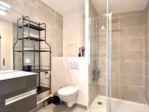 une salle de bain avec toilettes et douche en verre dans l'établissement Home in Poniatowski near Vincennes Forest, à Paris
