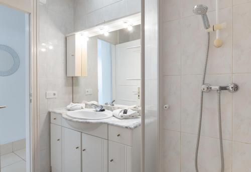 A bathroom at Apartamento Azahara