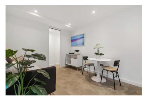 a living room with a table and chairs and a desk at Richmond Maisonette 3 bed, 2 bath & garden terrace in Richmond