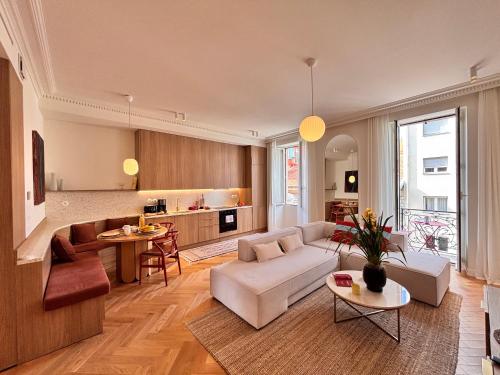 un salon avec un canapé blanc et une cuisine dans l'établissement Ze Perfect Place - Splendide Appart 2 Chb Garibaldi, à Nice
