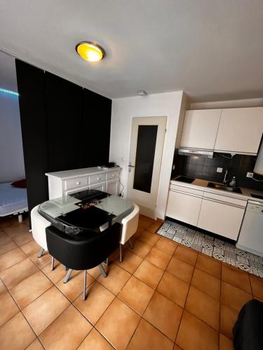 un salon avec une table et une cuisine dans l'établissement Location curistes et vacanciers, à Amélie-les-Bains-Palalda