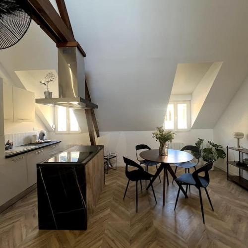 une cuisine et une salle à manger avec une table et des chaises dans l'établissement Duplex design - 6 personnes - Charleville-Mézières, à Charleville-Mézières