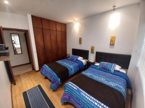 a room with two beds and a closet at Apartamento en el CENTRO HISTÓRICO DE QUITO in Quito