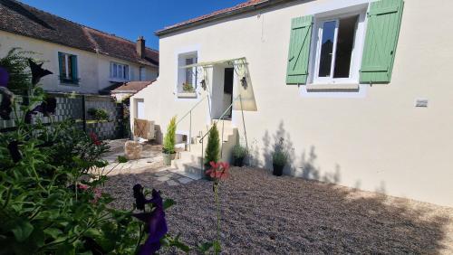 Ein Garten an der Unterkunft Maison 15 minutes de Disney le refuge des contes Parking gratuit Wifi