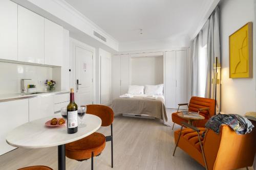 En eller flere senge i et værelse på Les Deux Mariettes Apartments & Suites