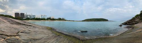 a large body of water next to a beach at Bacutia, prédio frente ao mar! in Guarapari
