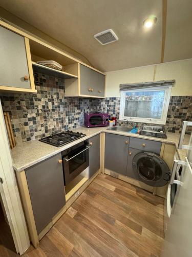 Dapur atau dapur kecil di Chez Flo Charmant mobile-home H89