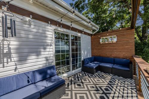 Un lugar para sentarse en Amazing Views, 3 Patios, Game Room, Modern Update