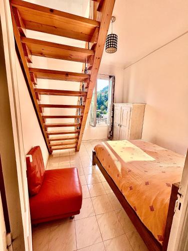 - une chambre avec un lit et un escalier dans l'établissement Menton: superbe appartement, à Menton