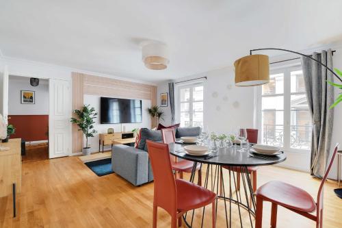 un salon avec une table et un canapé dans l'établissement Charming apartment -1BR-4P- Arc de Triomphe, à Paris