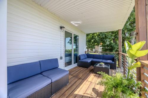 Un lugar para sentarse en Amazing Views, 3 Patios, Game Room, Modern Update