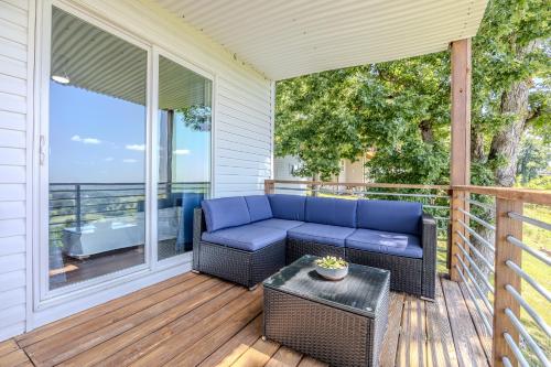 Un balcón o terraza en Amazing Views, 3 Patios, Game Room, Modern Update